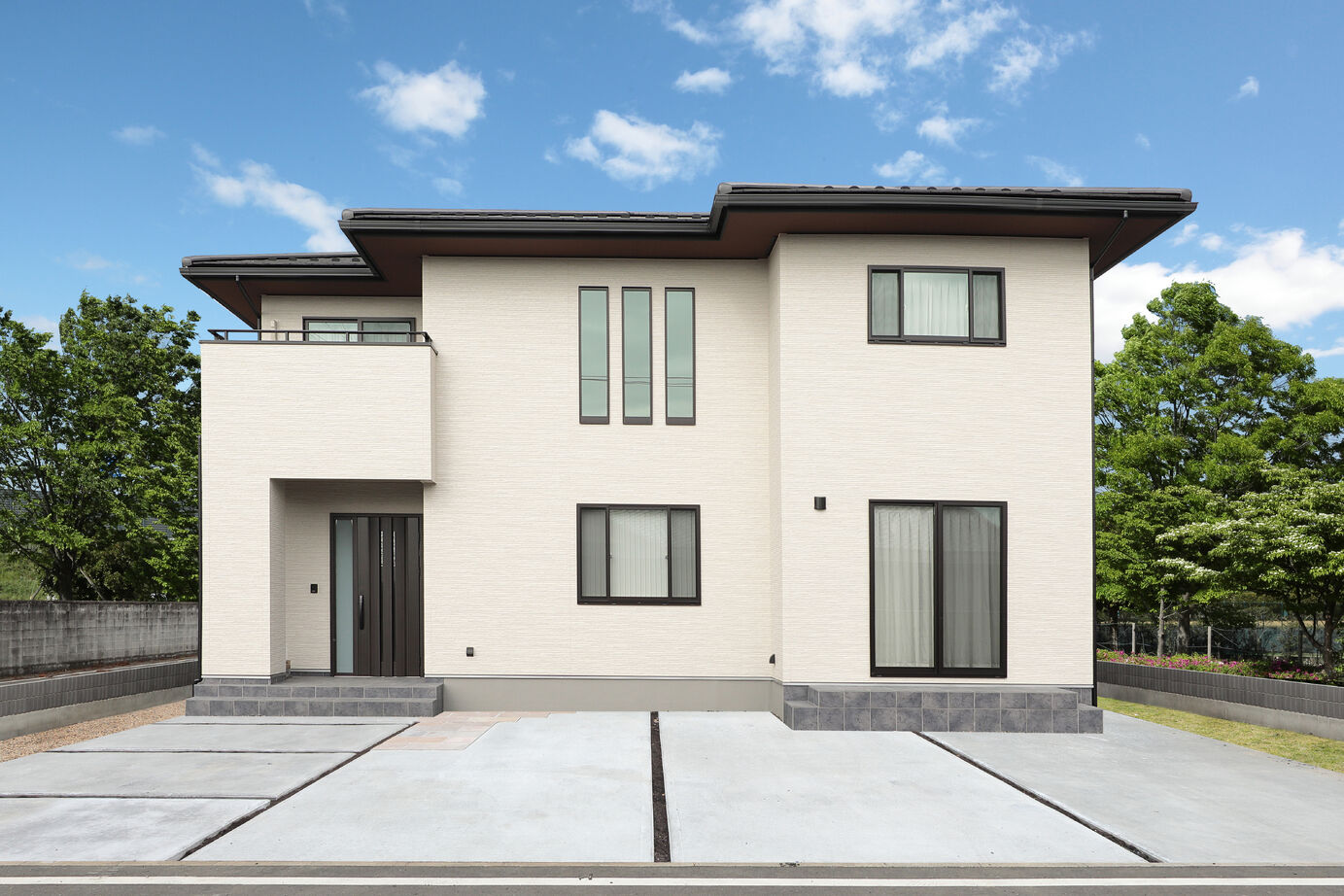 カシワ建設 お洒落なフラットスタイルキッチンを中心にラグジュアリーな雰囲気の家の建築実例画像3