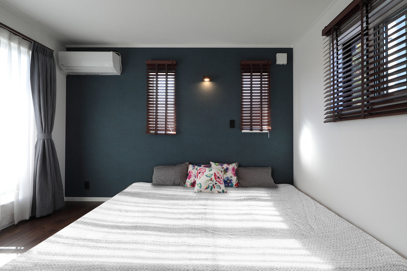 カシワ建設 お洒落なフラットスタイルキッチンを中心にラグジュアリーな雰囲気の家の建築実例画像4