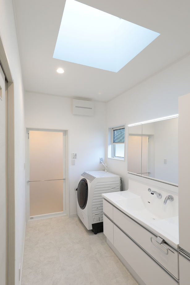 カシワ建設 お洒落なフラットスタイルキッチンを中心にラグジュアリーな雰囲気の家の建築実例画像5