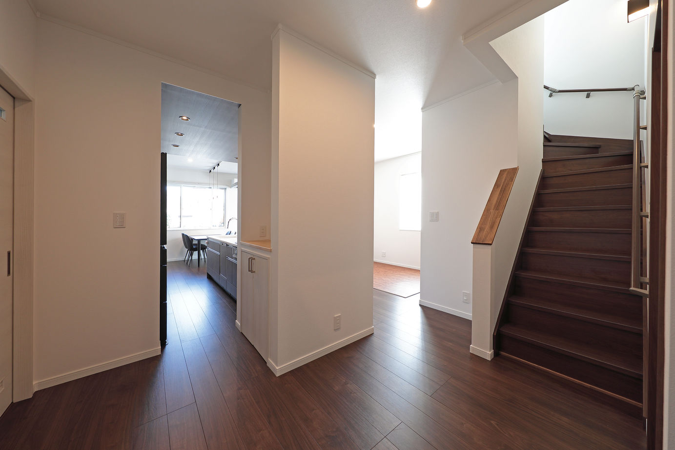 カシワ建設 お洒落なフラットスタイルキッチンを中心にラグジュアリーな雰囲気の家の建築実例画像7