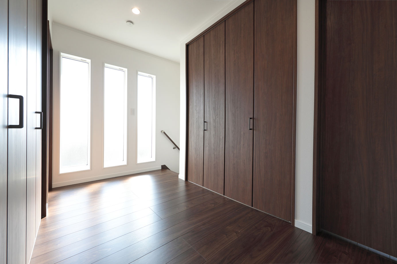 カシワ建設 お洒落なフラットスタイルキッチンを中心にラグジュアリーな雰囲気の家の建築実例画像8