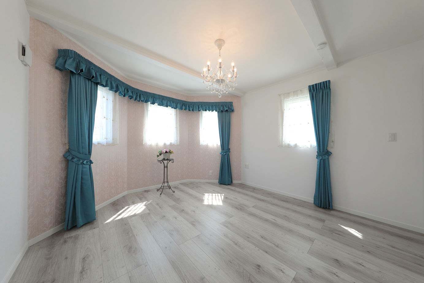 カシワ建設 【輸入住宅】塔屋のある輸入住宅　動線や収納を工夫して住み心地の良い理想の住まいの建築実例画像5