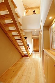 日建ホーム（我孫子・柏・松戸・流山） 【2500～3000万円台|40坪台|吹き抜け】自然素材あふれる木の香りが迎える、二階リビングの家の建築実例画像4