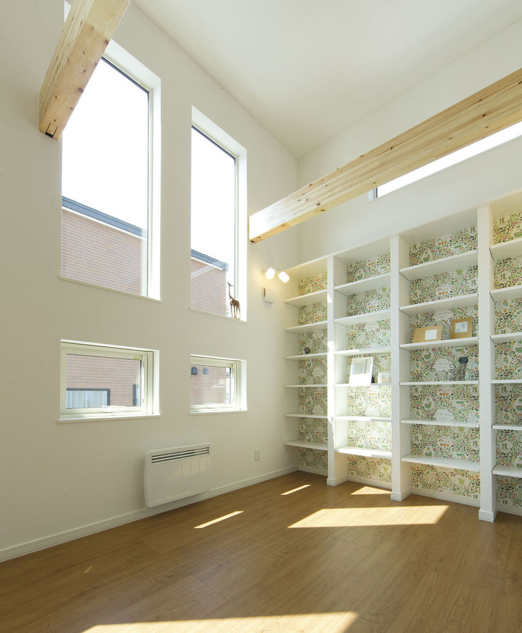 マルトモホーム 【スキップフロア/4人家族/3LDK+フリースペース】グランドストレージも大活用　子育て目線で住み心地上々！の建築実例画像