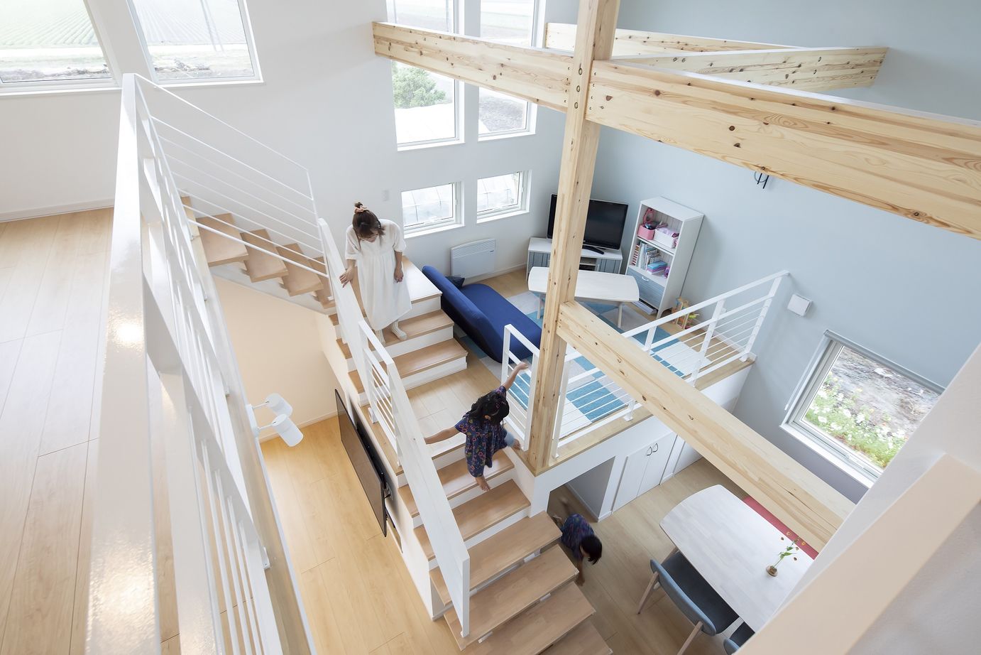 マルトモホーム 【夫婦＋子ども2人/5LDK+プレイルーム】大きな吹き抜けとロフトの4層空間が魅力的、楽しいスキップフロア！の建築実例画像2