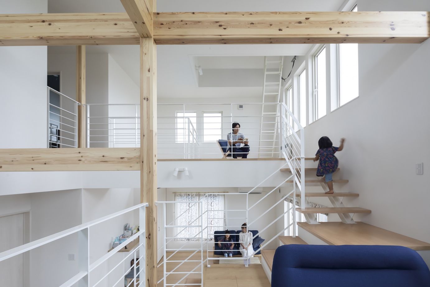 マルトモホーム 【夫婦＋子ども2人/5LDK+プレイルーム】大きな吹き抜けとロフトの4層空間が魅力的、楽しいスキップフロア！の建築実例画像3