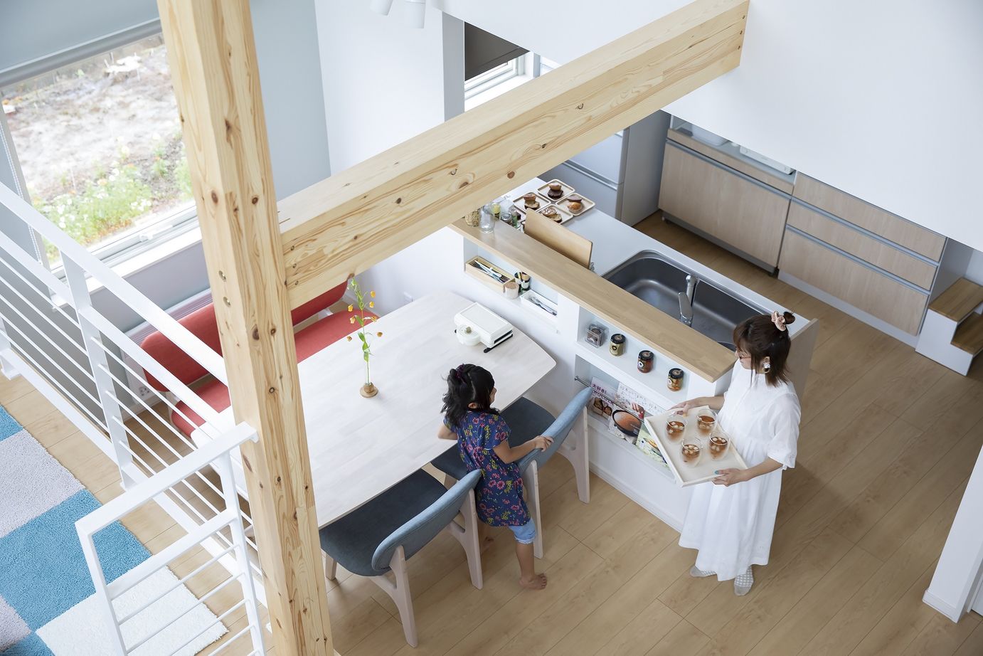 マルトモホーム 【夫婦＋子ども2人/5LDK+プレイルーム】大きな吹き抜けとロフトの4層空間が魅力的、楽しいスキップフロア！の建築実例画像4