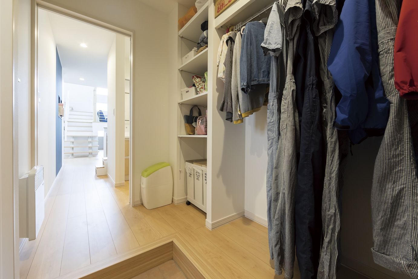 マルトモホーム 【夫婦＋子ども2人/5LDK+プレイルーム】大きな吹き抜けとロフトの4層空間が魅力的、楽しいスキップフロア！の建築実例画像5