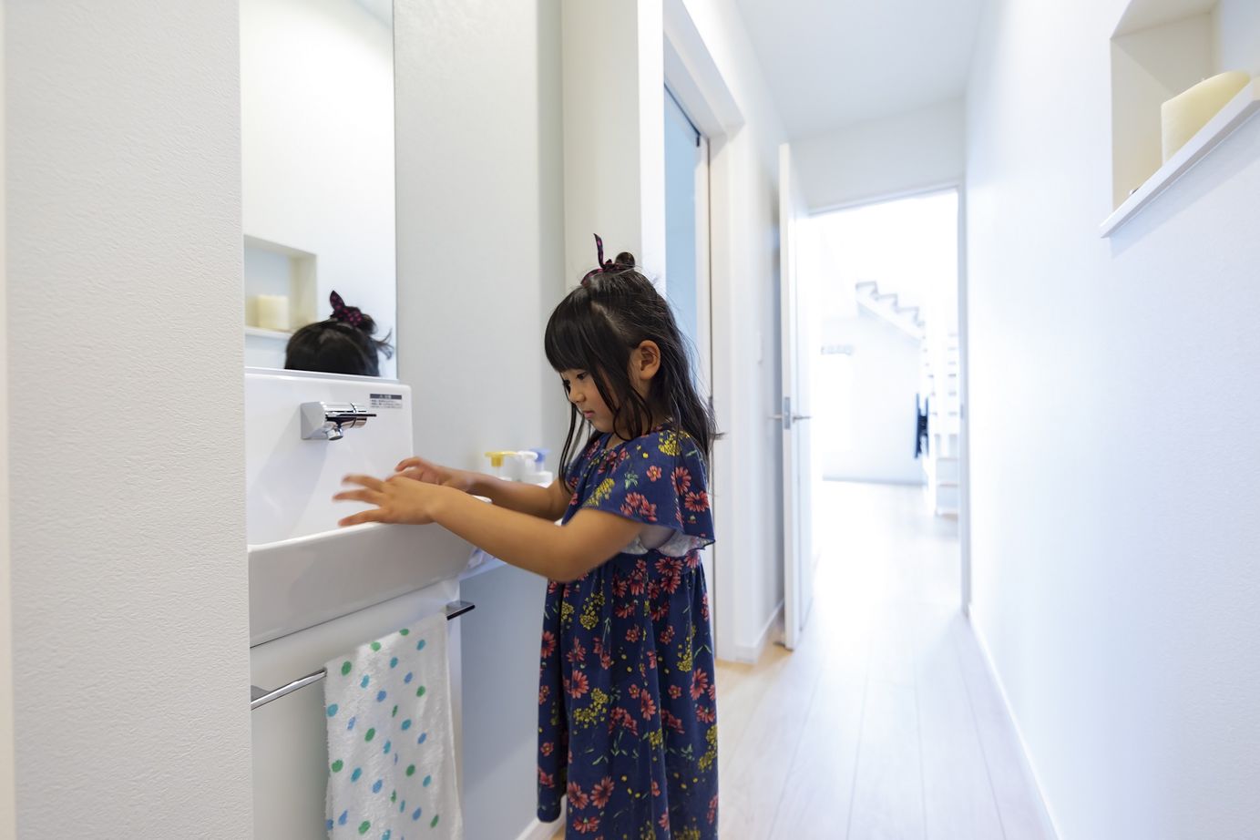 マルトモホーム 【夫婦＋子ども2人/5LDK+プレイルーム】大きな吹き抜けとロフトの4層空間が魅力的、楽しいスキップフロア！の建築実例画像6