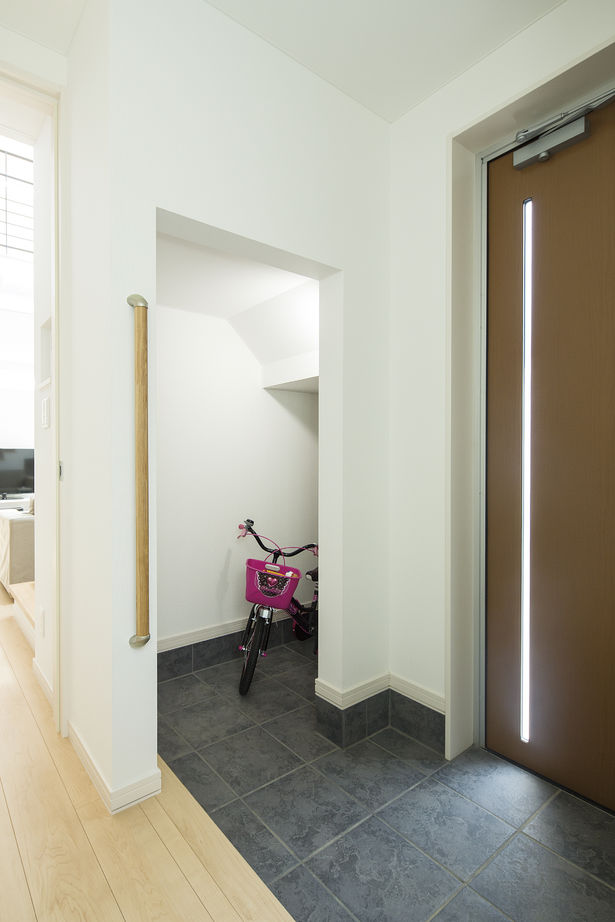 マルトモホーム 【3LDK+プレイルーム/35坪/吹き抜け】ダイニングの窓から見る空が最高！毎日心地よく幸せを感じる家の建築実例画像7