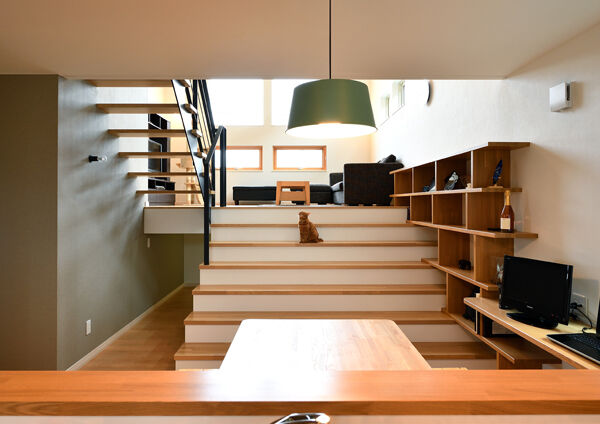 マルトモホーム 【札幌市東区】階段がつなぐ、光と暮らしのグラデーション。収納力と開放感が共存する家の建築実例画像