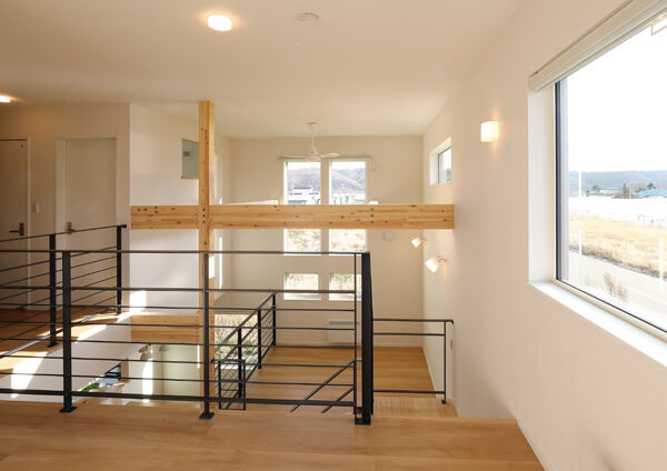 マルトモホーム 【新ひだか町】子どもの成長に寄り添い、暮らしが変化するスキップフロアの住まいの建築実例画像