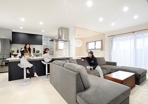 アルルホームズ 【1000万円台・20代で建てた家】「嘘がない」人柄が決め手に。自慢のインナーガレージの家の建築実例画像2