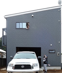 アルルホームズ 【1000万円台・20代で建てた家】「嘘がない」人柄が決め手に。自慢のインナーガレージの家の建築実例画像3