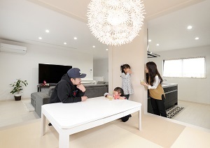 アルルホームズ 【1000万円台・20代で建てた家】「嘘がない」人柄が決め手に。自慢のインナーガレージの家の建築実例画像4