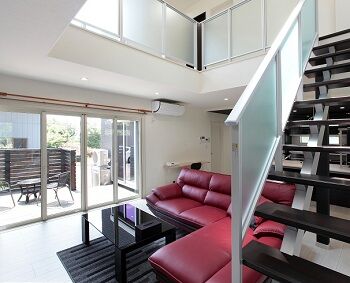 アルルホームズ 【2000万円～】吹抜けLDKで家族を感じる空間。家の中央ウッドデッキは中庭感覚でおうち時間を謳歌の建築実例画像2