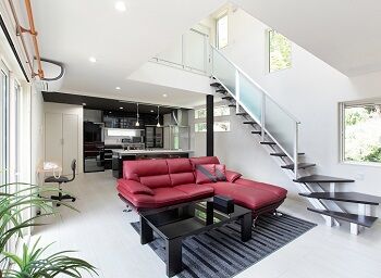 アルルホームズ 【2000万円～】吹抜けLDKで家族を感じる空間。家の中央ウッドデッキは中庭感覚でおうち時間を謳歌の建築実例画像3