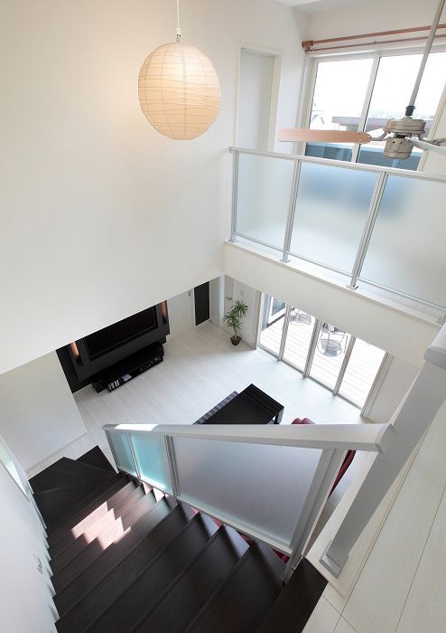 アルルホームズ 【2000万円～】吹抜けLDKで家族を感じる空間。家の中央ウッドデッキは中庭感覚でおうち時間を謳歌の建築実例画像4