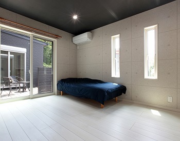 アルルホームズ 【2000万円～】吹抜けLDKで家族を感じる空間。家の中央ウッドデッキは中庭感覚でおうち時間を謳歌の建築実例画像5