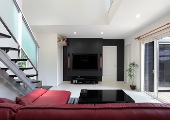 アルルホームズ 【2000万円～】吹抜けLDKで家族を感じる空間。家の中央ウッドデッキは中庭感覚でおうち時間を謳歌の建築実例画像7