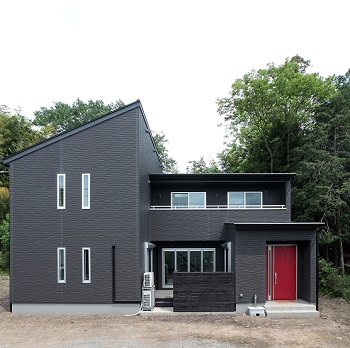 アルルホームズ 【2000万円～】吹抜けLDKで家族を感じる空間。家の中央ウッドデッキは中庭感覚でおうち時間を謳歌の建築実例画像9