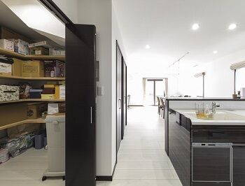 アルルホームズ 【2000万円～】おうち時間が楽しくなるシアタールーム！全館空調と太陽光発電で、家中どこでも快適に。の建築実例画像2