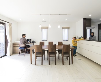 アルルホームズ 【2000万円～】おうち時間が楽しくなるシアタールーム！全館空調と太陽光発電で、家中どこでも快適に。の建築実例画像6