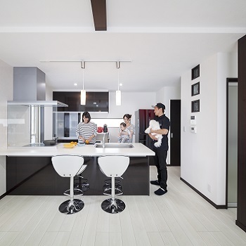 アルルホームズ 【1000万円台(35.6 坪)・30代】心地よい室温、感じる家族の姿　光を通す「階段扉」が快適の鍵の建築実例画像3