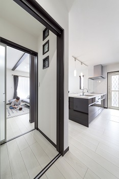 アルルホームズ 【1000万円台(35.6 坪)・30代】心地よい室温、感じる家族の姿　光を通す「階段扉」が快適の鍵の建築実例画像4