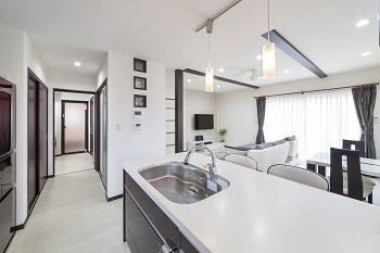 アルルホームズ 【1000万円台(35.6 坪)・30代】心地よい室温、感じる家族の姿　光を通す「階段扉」が快適の鍵の建築実例画像5