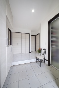 アルルホームズ 【1000万円台(35.6 坪)・30代】心地よい室温、感じる家族の姿　光を通す「階段扉」が快適の鍵の建築実例画像7