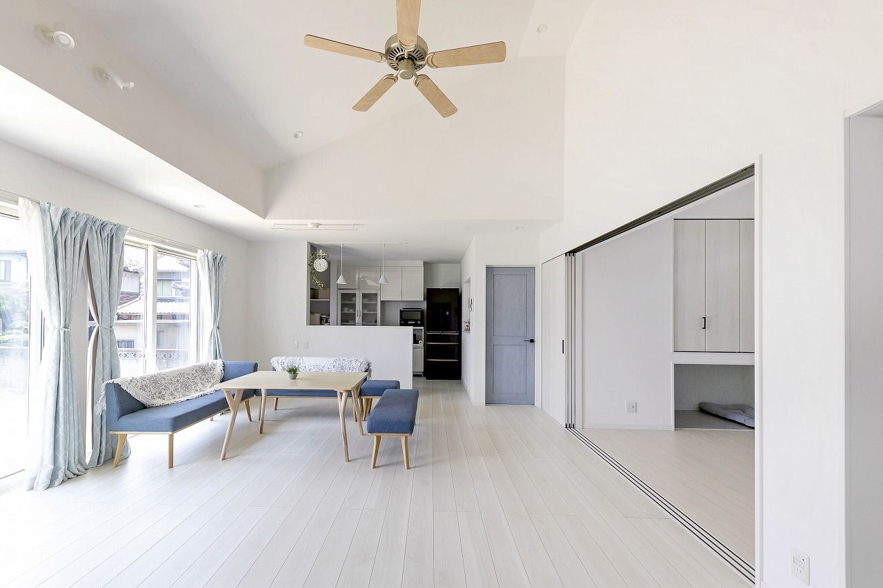 アルルホームズ 【1,500万円～2,000万円】家族と愛犬とのびのび過ごす大空間を実現 爽やかなフレンチカントリーの平屋の建築実例画像2