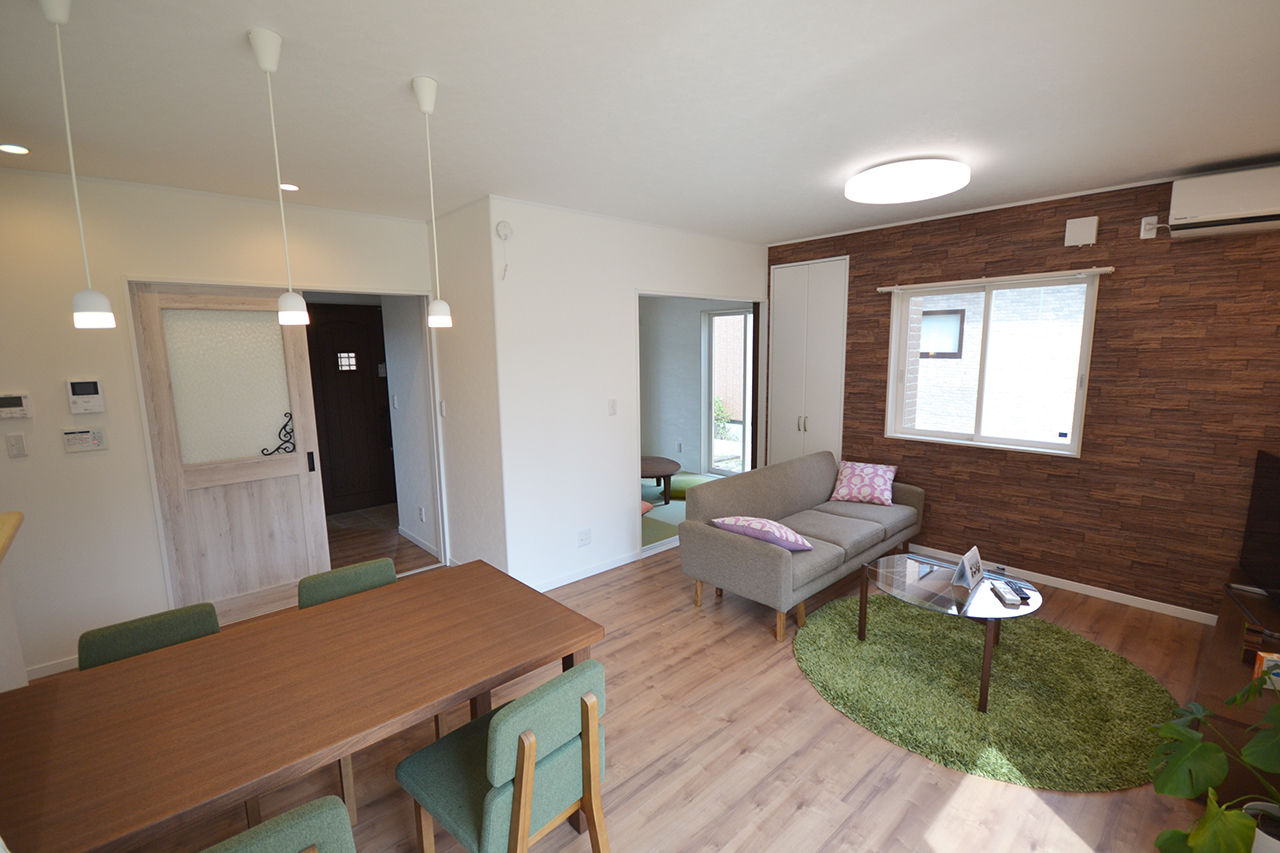 カスタムエージェント 【間取図有／2100万円／6.2帖の中2階／土間のある玄関】たっぷり収納と家事ラク動線で、家族の夢が育つ家の建築実例画像2