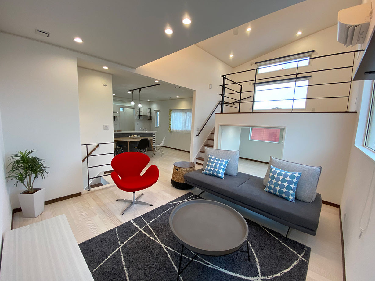 カスタムエージェント 【間取図有／1754万円／2階LDK／スキップフロア／サンルーム】上下に夢空間！無垢材と吹き抜けが心地よい家の建築実例画像2