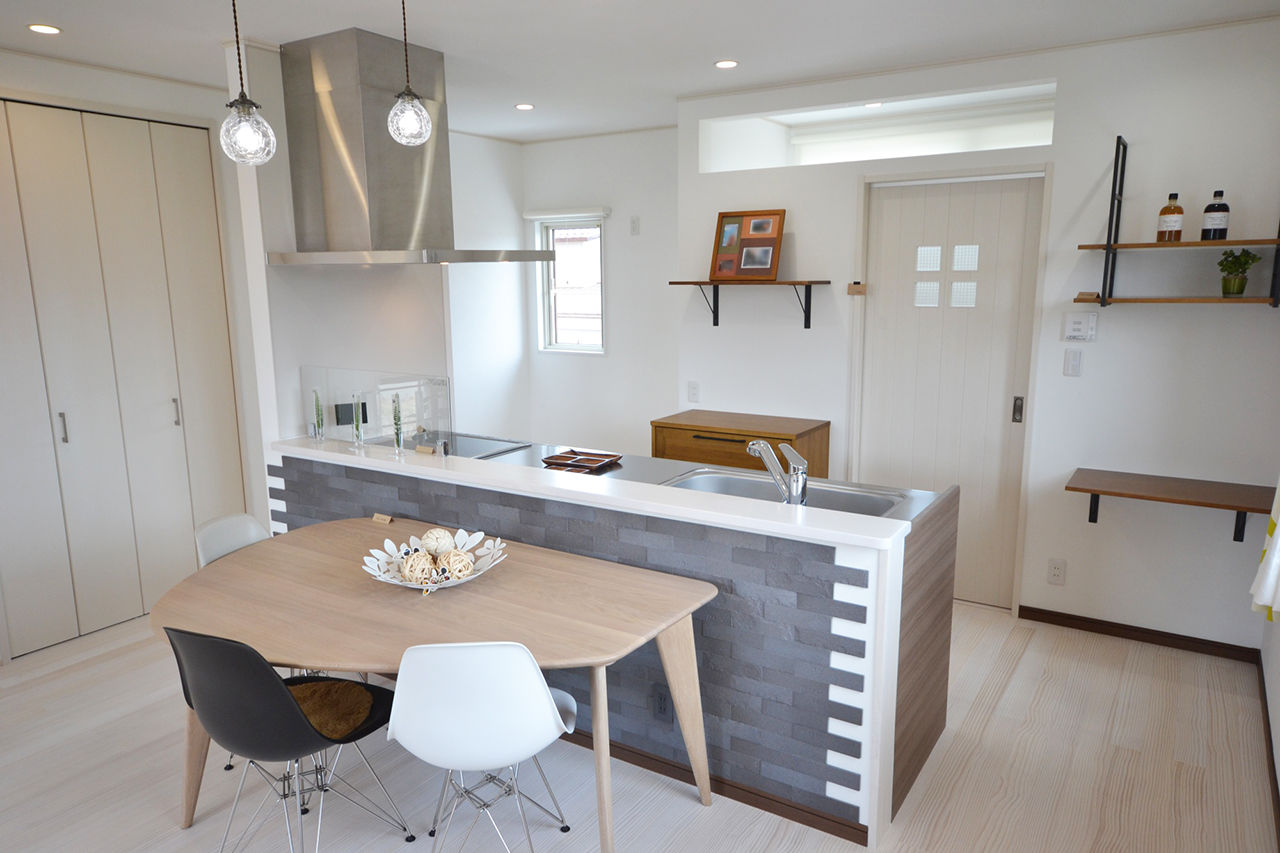 カスタムエージェント 【間取図有／1754万円／2階LDK／スキップフロア／サンルーム】上下に夢空間！無垢材と吹き抜けが心地よい家の建築実例画像3