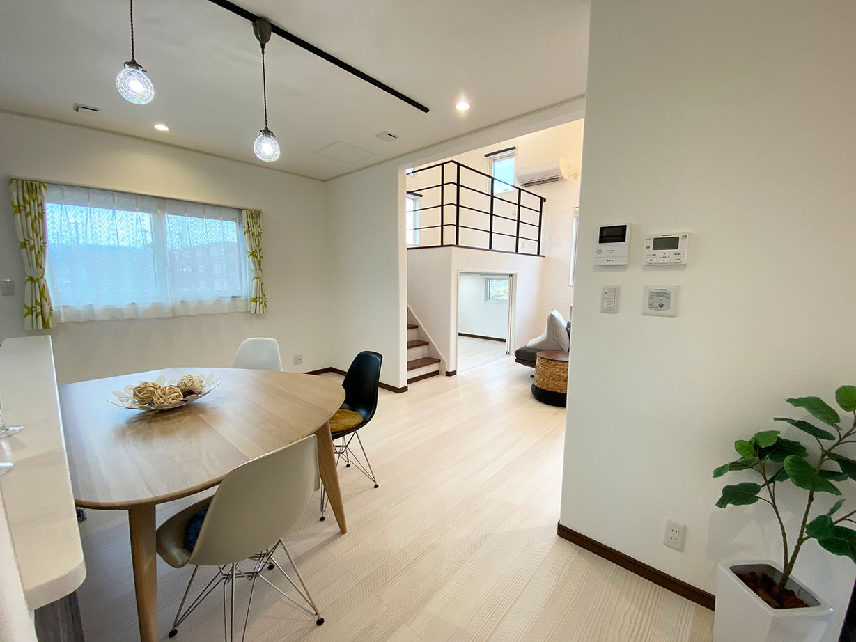 カスタムエージェント 【間取図有／1754万円／2階LDK／スキップフロア／サンルーム】上下に夢空間！無垢材と吹き抜けが心地よい家の建築実例画像5