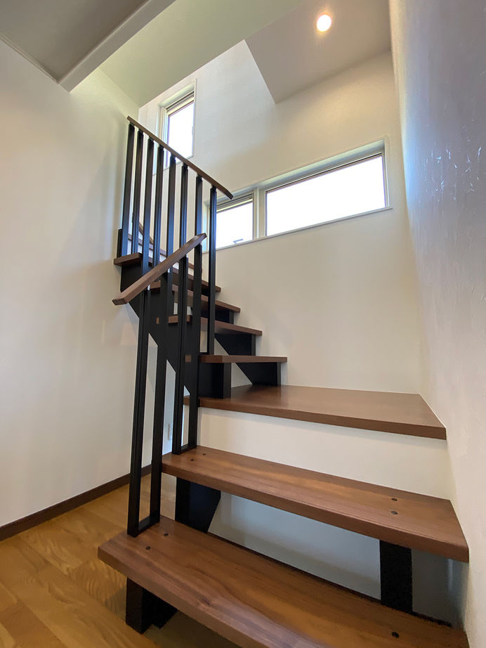 カスタムエージェント 【間取図有／1754万円／2階LDK／スキップフロア／サンルーム】上下に夢空間！無垢材と吹き抜けが心地よい家の建築実例画像8