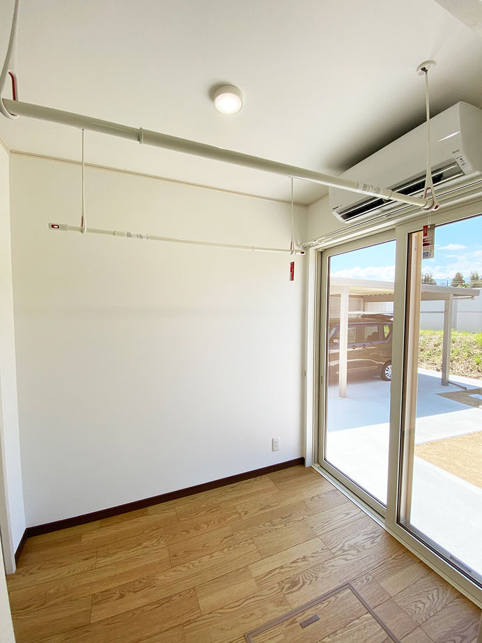 カスタムエージェント 【間取図有／1754万円／2階LDK／スキップフロア／サンルーム】上下に夢空間！無垢材と吹き抜けが心地よい家の建築実例画像9