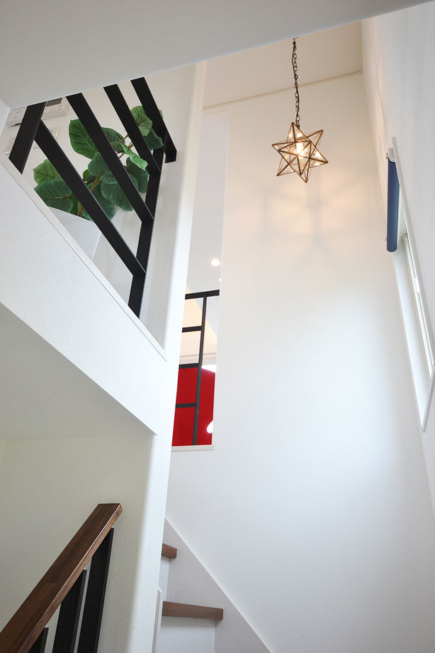 カスタムエージェント 【間取図有／1754万円／2階LDK／スキップフロア／サンルーム】上下に夢空間！無垢材と吹き抜けが心地よい家の建築実例画像10