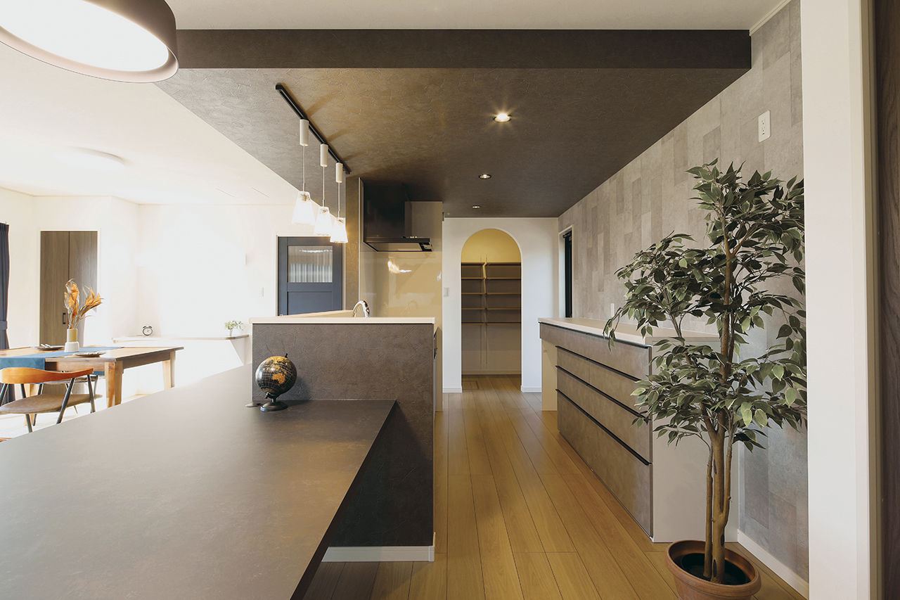 パシフィック・ホーム&リノベーション/岡田建設 【50坪以下/二世帯住宅】家族みんながゆったり寛ぐ24帖の大空間LDK。機能的でデザインセンスも光る住まいの建築実例画像3