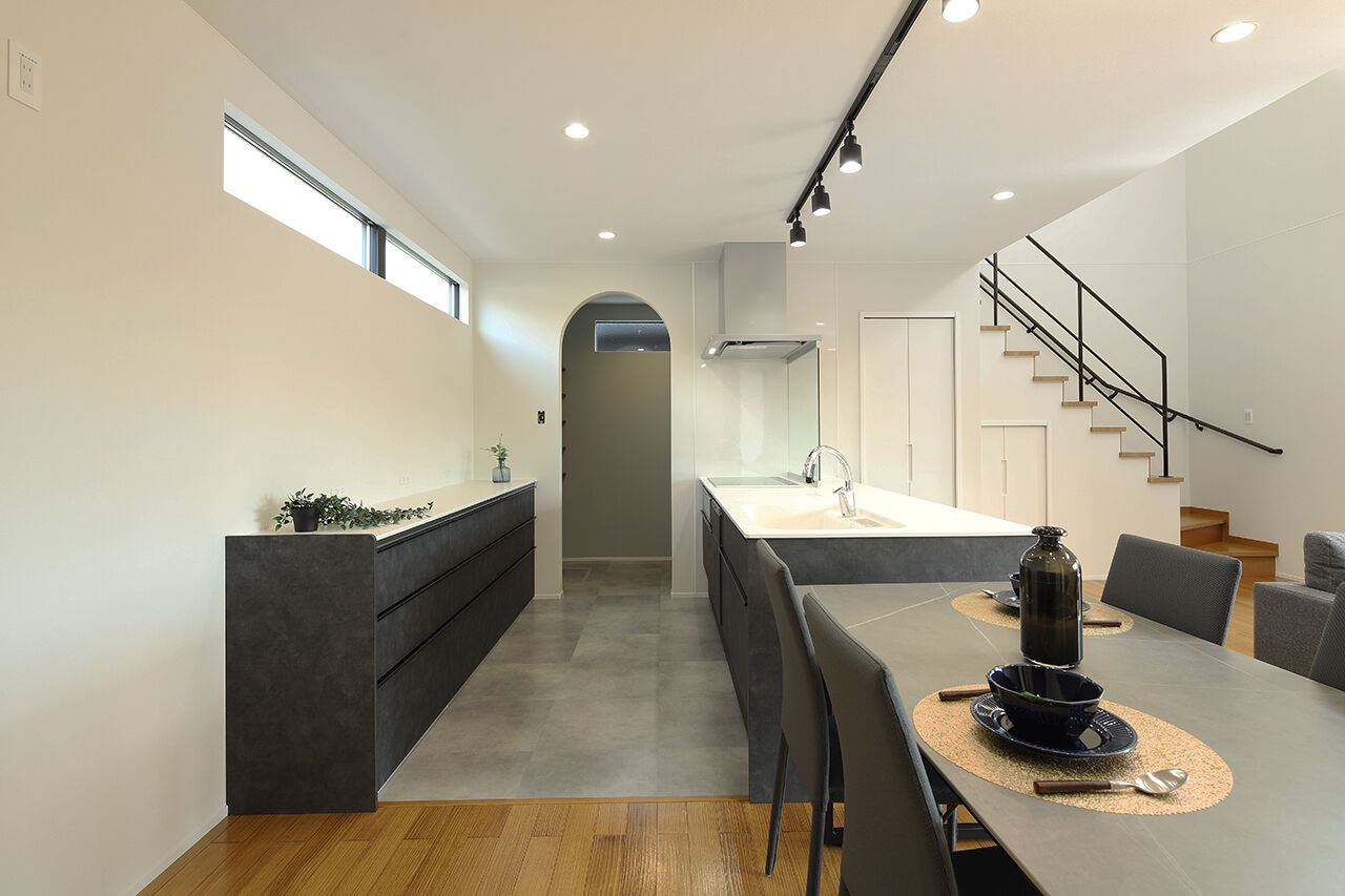 パシフィック・ホーム&リノベーション/岡田建設 【3000万円以下/40坪以下/太陽光発電】大型吹き抜けリビングと中庭のある住まい（間取り図有）の建築実例画像4