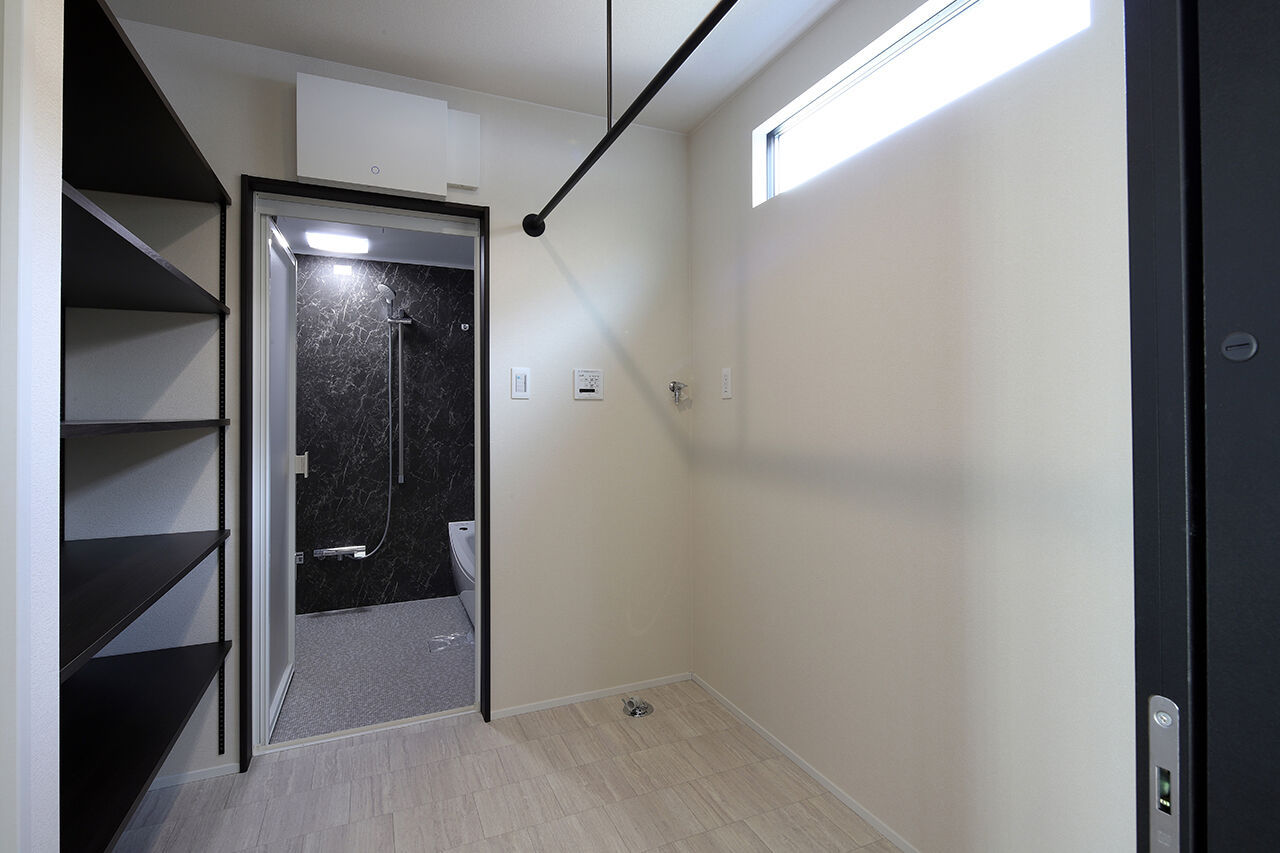 パシフィック・ホーム&リノベーション/岡田建設 【3000万円以下/40坪以下/太陽光発電】大型吹き抜けリビングと中庭のある住まい（間取り図有）の建築実例画像9