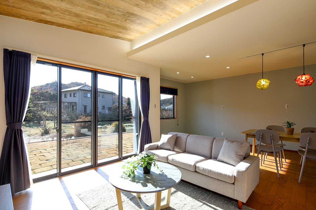 パシフィック・ホーム&リノベーション/岡田建設 【3000万円以下/40坪以下/太陽光発電】勾配天井のリビングとお気に入りのアクセントクロス（間取り図有）の建築実例画像2