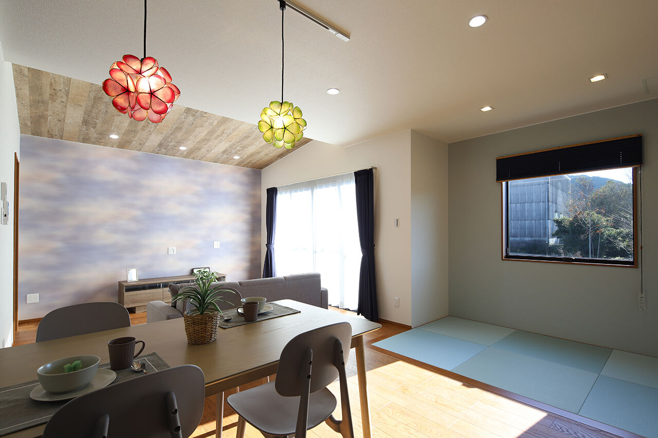 パシフィック・ホーム&リノベーション/岡田建設 【3000万円以下/40坪以下/太陽光発電】勾配天井のリビングとお気に入りのアクセントクロス（間取り図有）の建築実例画像3