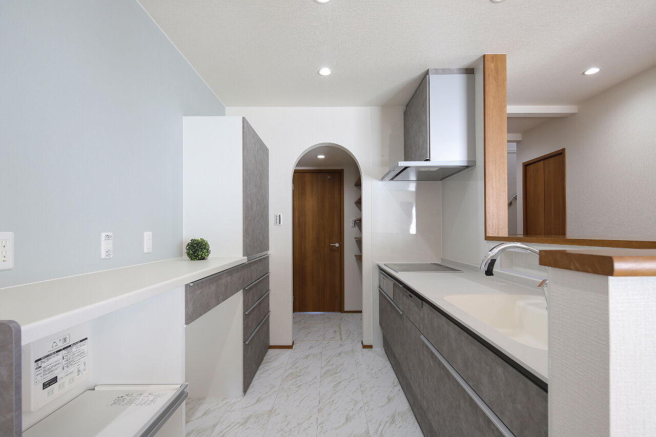 パシフィック・ホーム&リノベーション/岡田建設 【3000万円以下/40坪以下/太陽光発電】勾配天井のリビングとお気に入りのアクセントクロス（間取り図有）の建築実例画像4