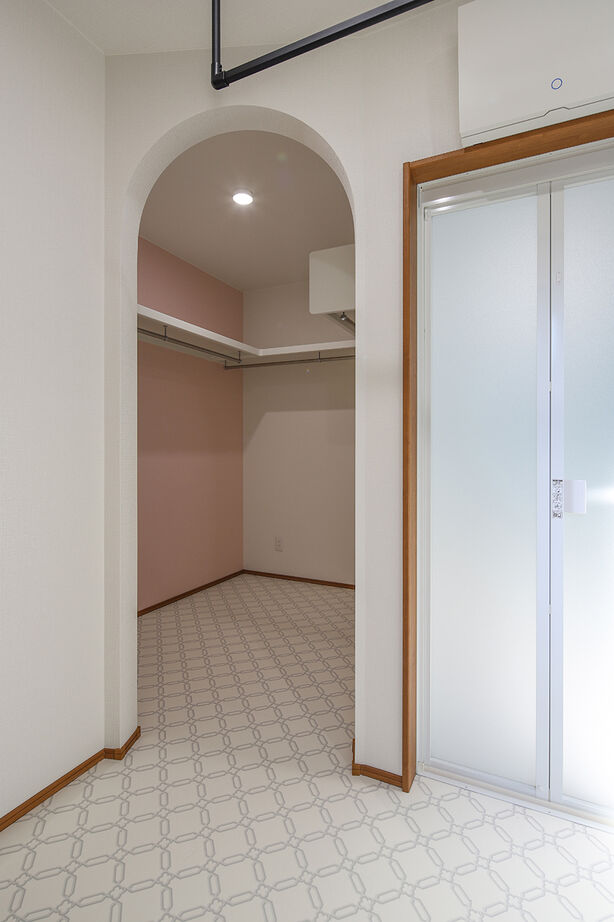 パシフィック・ホーム&リノベーション/岡田建設 【3000万円以下/40坪以下/太陽光発電】勾配天井のリビングとお気に入りのアクセントクロス（間取り図有）の建築実例画像6