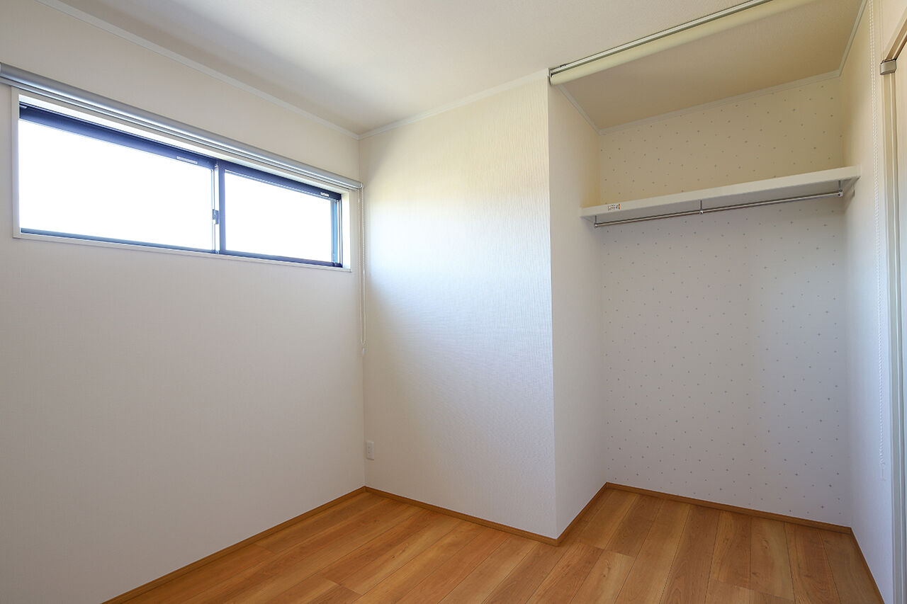 パシフィック・ホーム&リノベーション/岡田建設 【3000万円以下/40坪以下/太陽光発電】勾配天井のリビングとお気に入りのアクセントクロス（間取り図有）の建築実例画像7