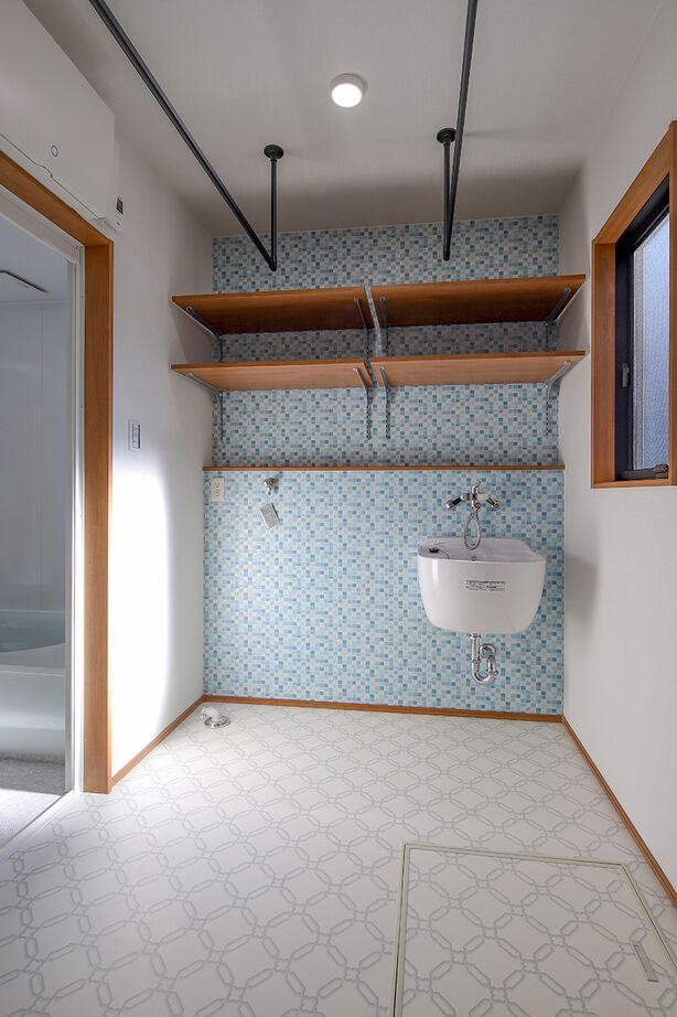 パシフィック・ホーム&リノベーション/岡田建設 【3000万円以下/40坪以下/太陽光発電】勾配天井のリビングとお気に入りのアクセントクロス（間取り図有）の建築実例画像8