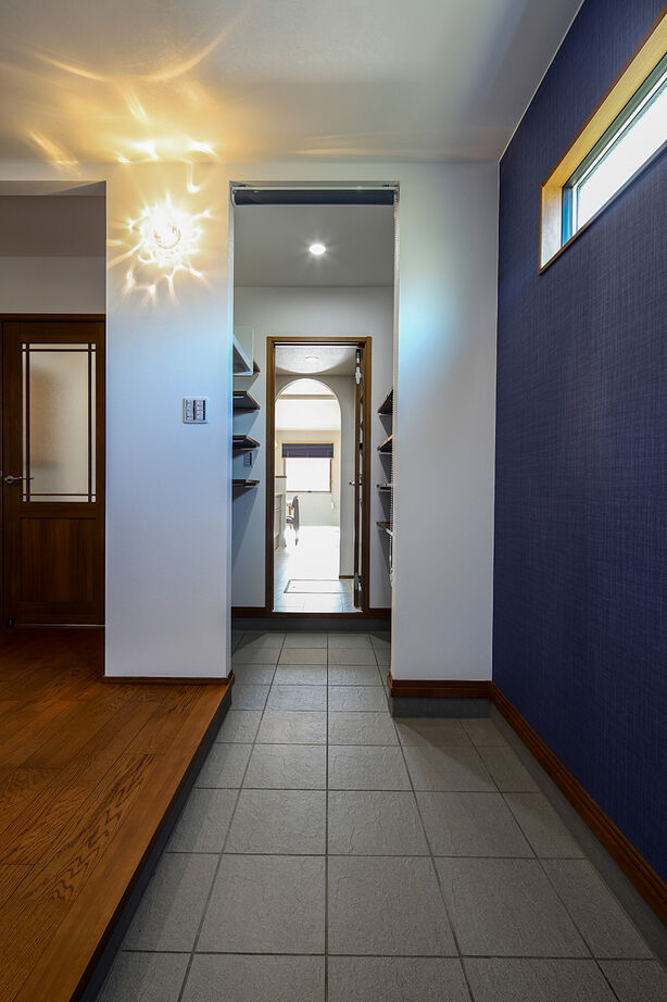 パシフィック・ホーム&リノベーション/岡田建設 【3000万円以下/40坪以下/太陽光発電】勾配天井のリビングとお気に入りのアクセントクロス（間取り図有）の建築実例画像9