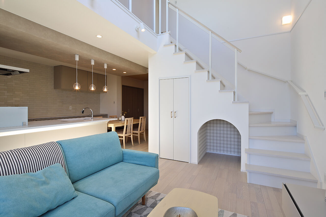 パシフィック・ホーム&リノベーション/岡田建設 【2000万円以下/40坪以下/太陽光発電】大きな吹き抜けリビングから花火を楽しむ高台の家（間取り図有）の建築実例画像2